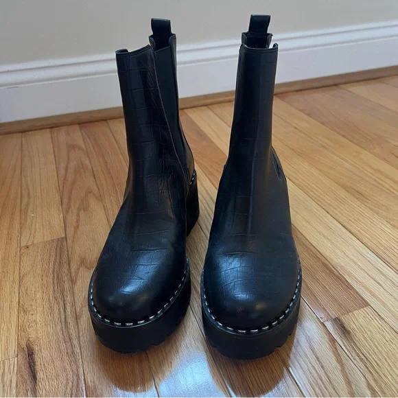 NWOT Vince Camuto Madisha Black Croc Chelsea Ankle Boots size 9.5 - Picture 5 of 10